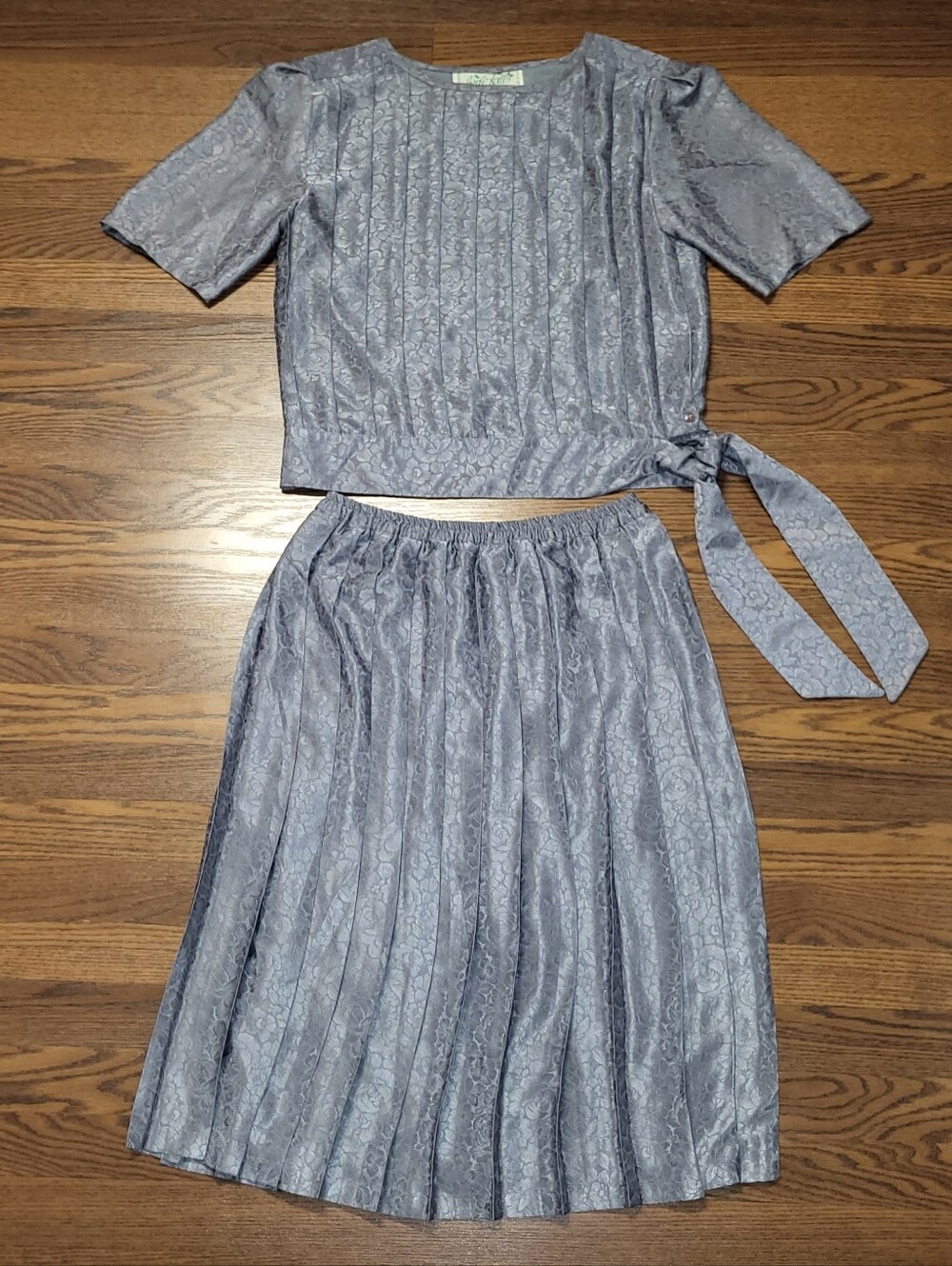 Vintage HERLE FOLLE Womens Pleated Gray Satin Floral Print 2pc Blouse Skirt Set